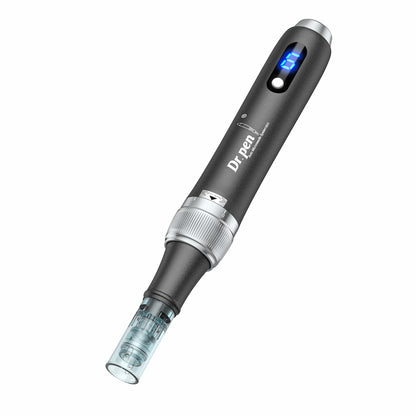 Dr. Pen M7S microneedling dermapen en finition noire avec affichage numérique bleu et tête d'aiguille montée.