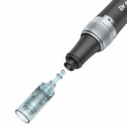 Gros plan de Dr. Pen M7S microneedling dermapen avec tête d'aiguille amovible montée pour traitement professionnel de la peau.