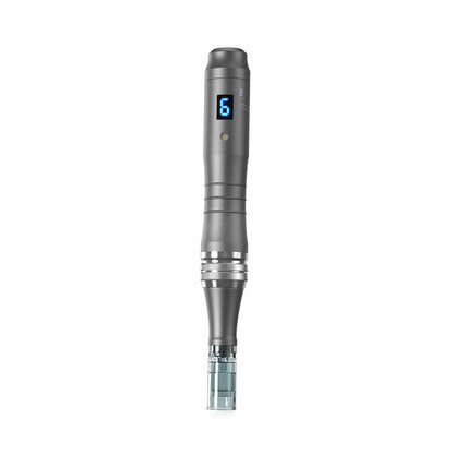 Dr. Pen M8 microneedling-stylo en couleur grise vu de face avec affichage numérique bleu et tête d'aiguille montée pour un traitement professionnel de la peau.