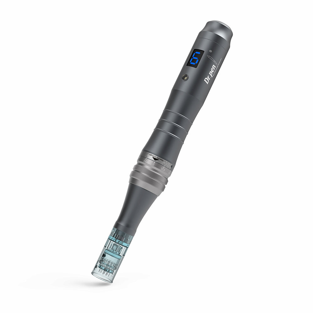 Dr. Pen M8 microneedling-stylo en finition grise avec affichage numérique bleu et tête d'aiguille montée pour un traitement professionnel de la peau.