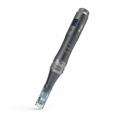 Dr. Pen M8 microneedling-stylo en finition grise avec affichage numérique bleu et tête d'aiguille montée pour un traitement professionnel de la peau.