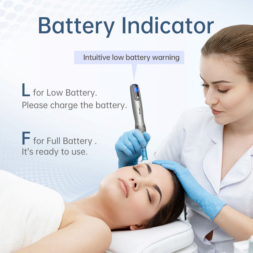 Dr. Pen M8S microneedling-stylo avec indicateur de batterie clair, utilisé par un praticien lors d'un traitement professionnel de la peau en milieu clinique.