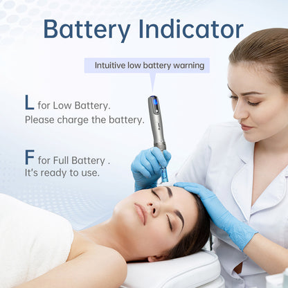 Dr. Pen M8S microneedling-stylo avec indicateur de batterie clair, utilisé par un praticien lors d'un traitement professionnel de la peau en milieu clinique.
