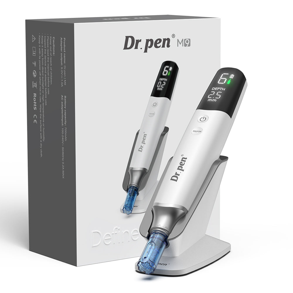 Dr. Pen M9 stylo-microneedling avec emballage d’origine, support de charge et écran numérique pour un traitement professionnel de la peau.