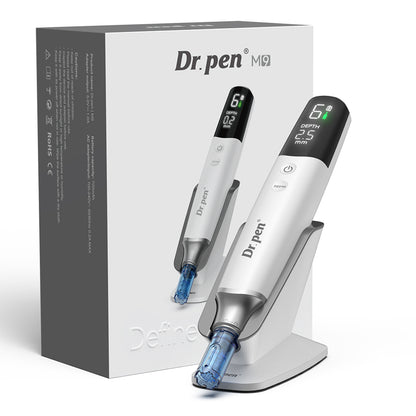 Dr. Pen M9 stylo-microneedling avec emballage d’origine, support de charge et écran numérique pour un traitement professionnel de la peau.
