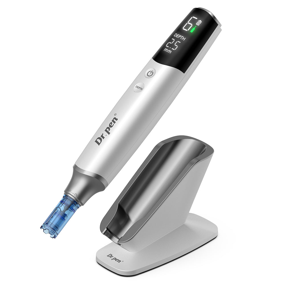 Dr. Pen M9 stylo-microneedling avec écran numérique et support inclus pour une microneedling sûre et professionnelle à domicile ou en clinique.