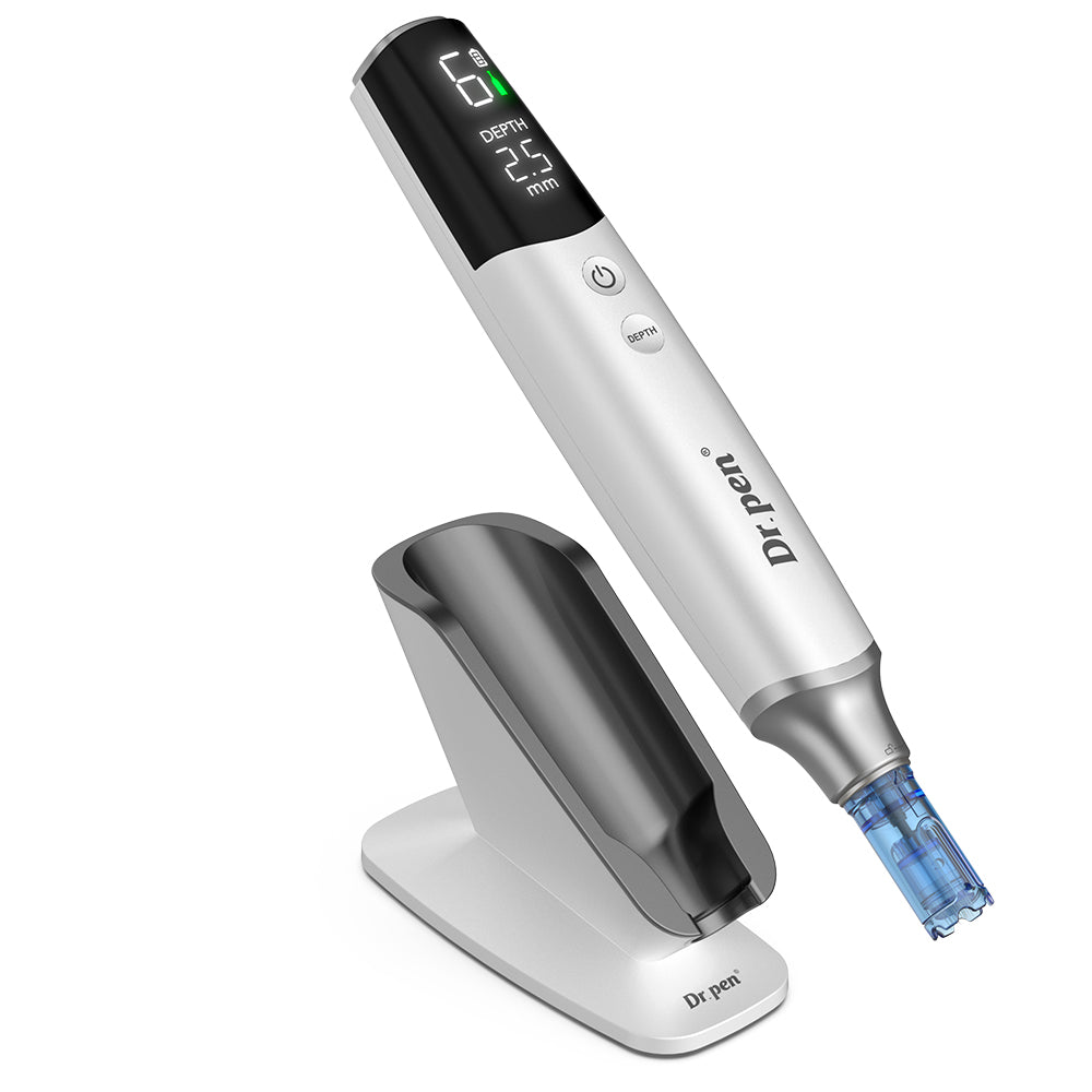 Dr. Pen M9 dermapen avec écran numérique, cartouche d’aiguille et élégant support de charge pour une microneedling professionnelle et un traitement de la peau.