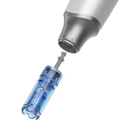Gros plan sur Dr. Pen M9 et cartouche d’aiguille interchangeable pour un traitement de microneedling sûr et hygiénique.