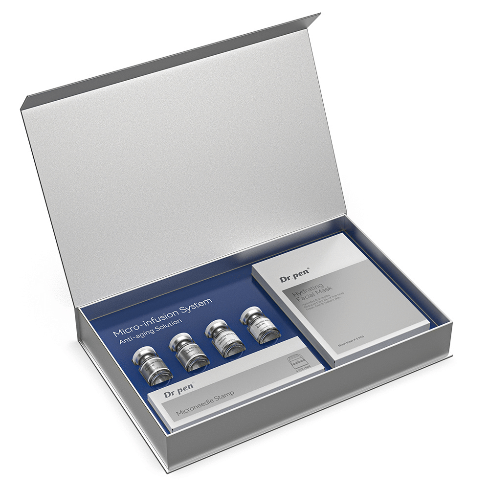Dr. Pen MIS20 Micro-Infusion System dans un emballage ouvert avec quatre peptide infusion serum, microneedle stamp et des masques hydratants pour le visage pour la micro-infusion et les soins de la peau à domicile.