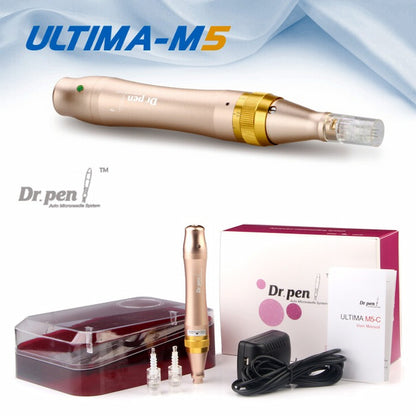 Dr. Pen Ultima M5 microneedling-stylo en or avec accessoires inclus, y compris cartouche d'aiguille, étui de protection, adaptateur secteur et manuel d'utilisation. La partie supérieure de l'image montre le stylo en gros plan avec le texte "ULTIMA-M5".