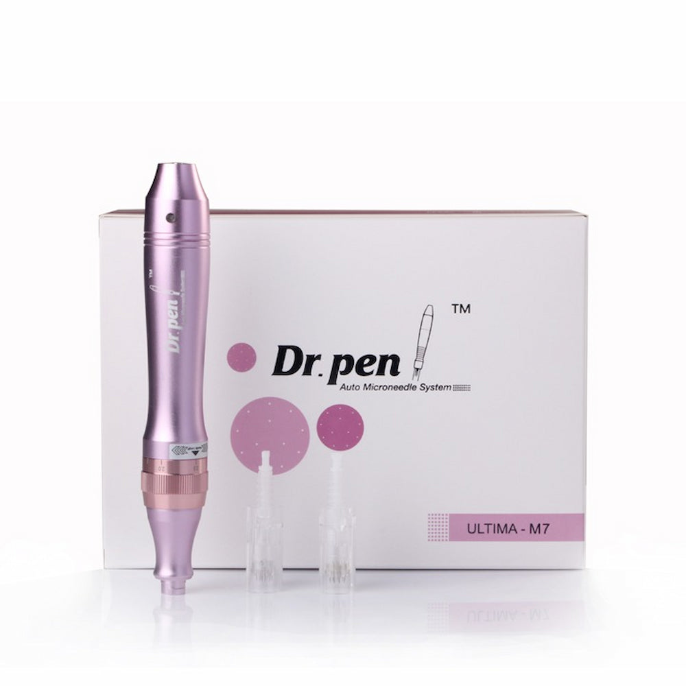 Stylo Dr. Pen Ultima M7 microneedling rose devant un emballage produit blanc, accompagné de deux têtes d'aiguille transparentes.