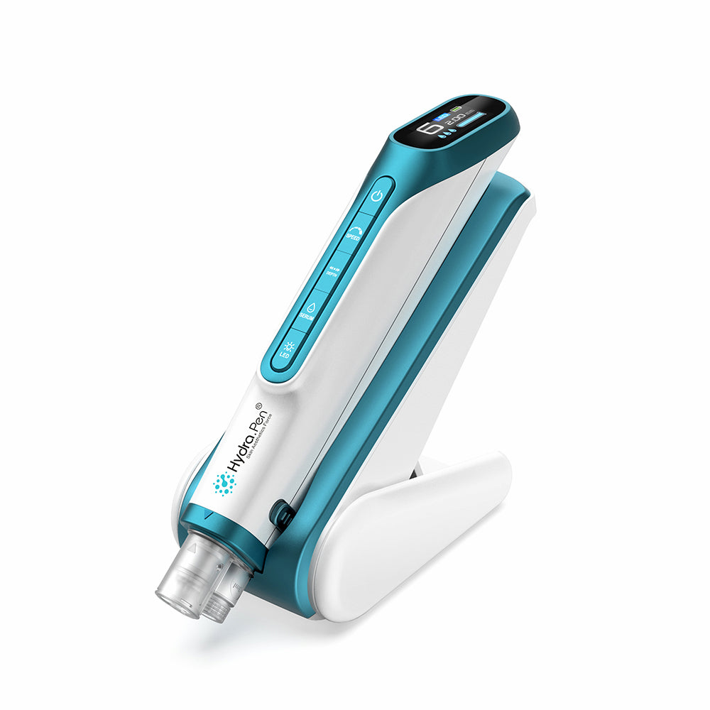 Hydra Pen H6 outil de microneedling sur son socle de chargement, conçu pour l'hydra-infusion, une absorption améliorée du sérum et des soins de la peau professionnels à domicile.