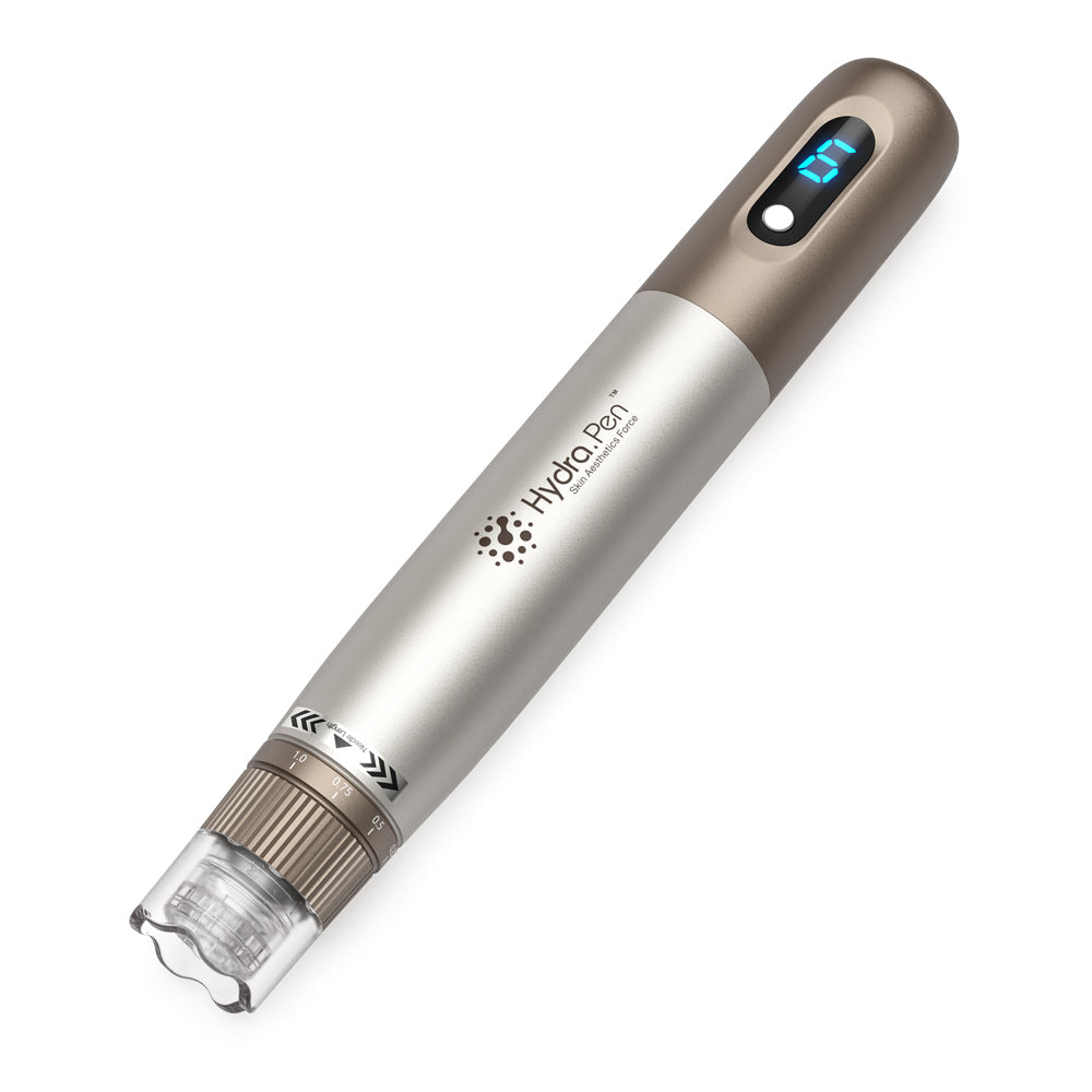 HydraPen H3 microneedling-stylo en or et argent avec affichage numérique de la vitesse et module d'aiguille à l'avant.