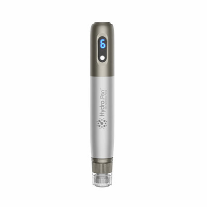 HydraPen h3 microneedling-stylo en vue de face avec affichage LED numérique - outil professionnel pour le rajeunissement de la peau et l'infusion de sérum.
