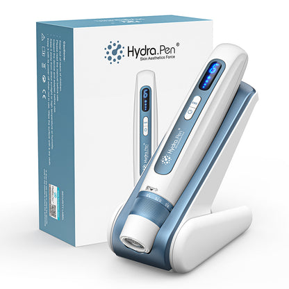 HydraPen H5 stylo microneedling en design blanc et bleu placé dans son socle de chargement à côté de l'emballage d'origine, pour des soins de la peau professionnels et une infusion de sérum.