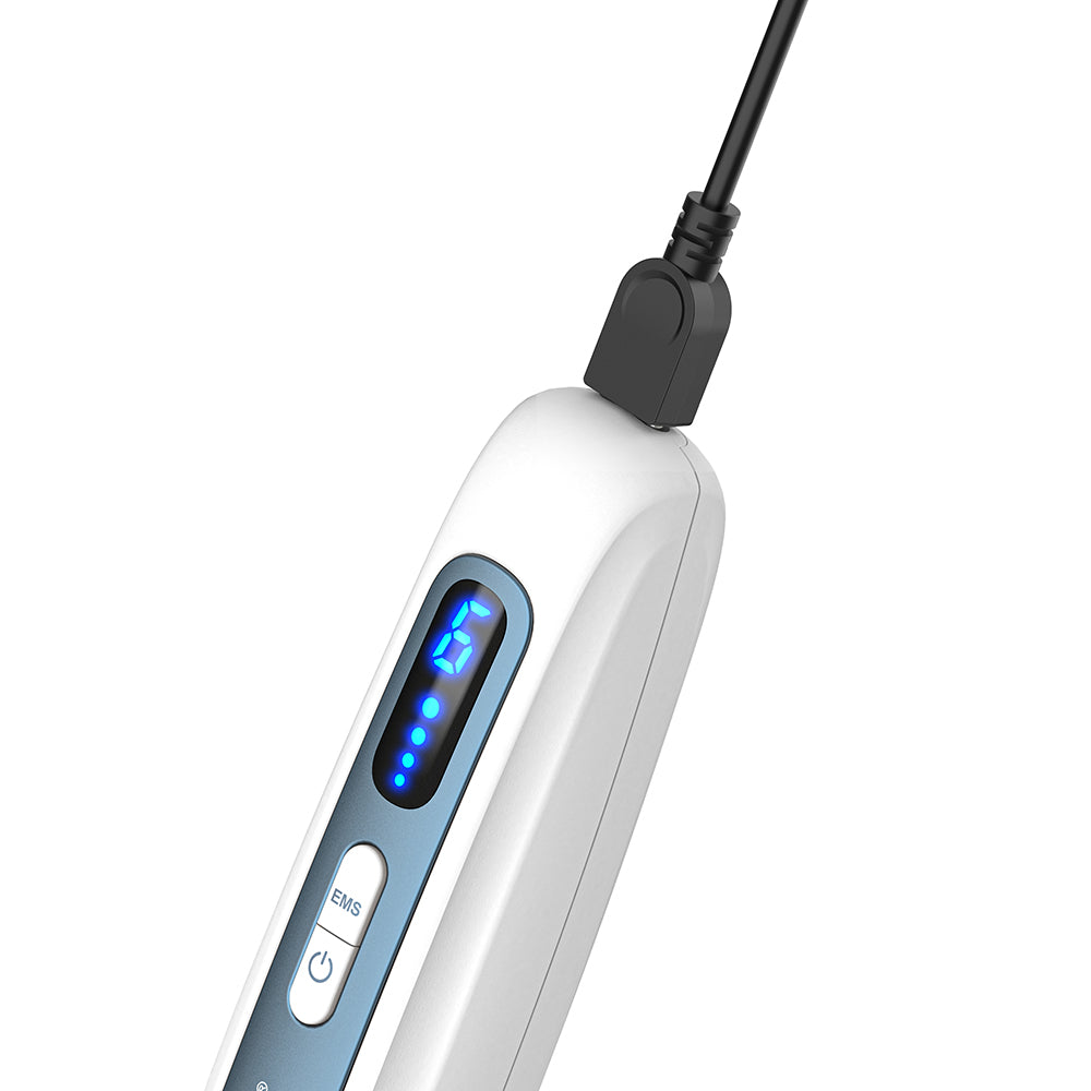 HydraPen H5 stylo microneedling se chargeant via un câble USB, avec un affichage numérique bleu clair de la vitesse et des boutons de commande.