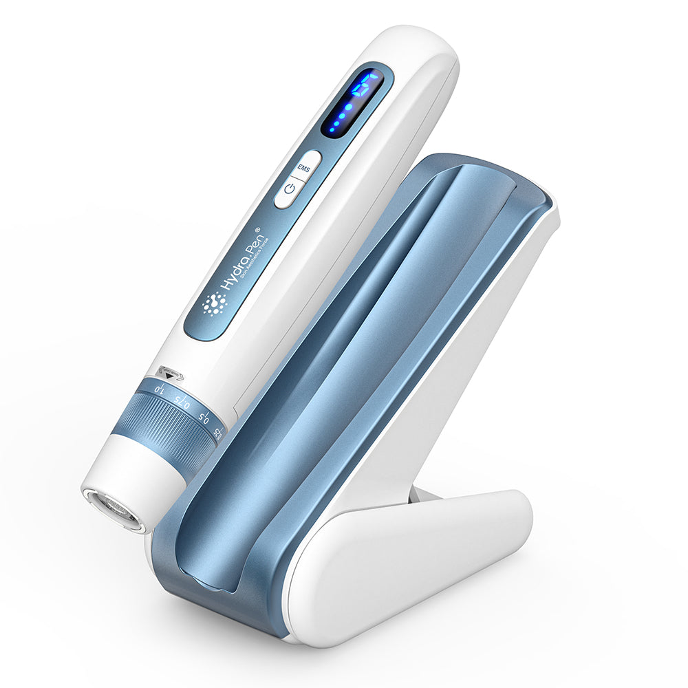 HydraPen H5 stylo blanc et bleu microneedling placé dans son socle de chargement, dispositif avancé de micro-aiguilletage pour une infusion de sérum efficace et un rajeunissement de la peau.
