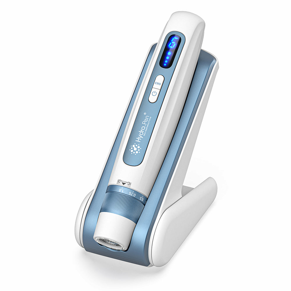 HydraPen H5 stylo blanc et bleu microneedling debout dans son socle de chargement, dispositif avancé de micro-aiguilletage pour infusion de sérum et traitement de la peau.