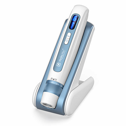 HydraPen H5 stylo blanc et bleu microneedling debout dans son socle de chargement, dispositif avancé de micro-aiguilletage pour infusion de sérum et traitement de la peau.
