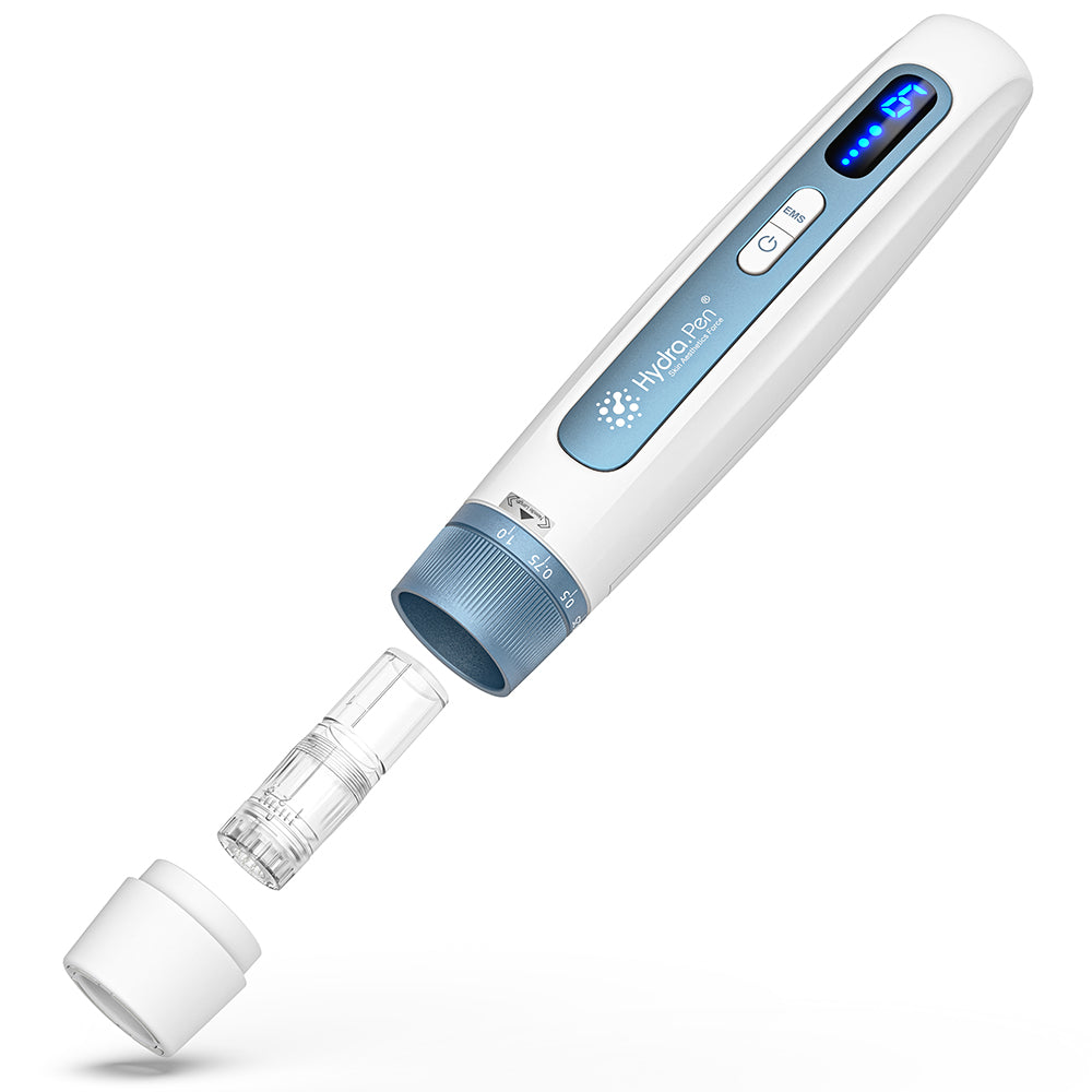 HydraPen H5 stylo blanc et bleu microneedling avec cartouche d'aiguille amovible et capuchon de protection, montrant un montage facile pour l'infusion de sérum et le traitement de la peau.