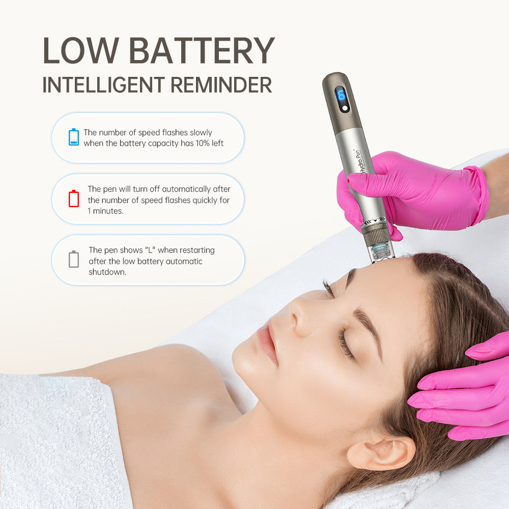 HydraPen h3 microneedling-stylo indiquant un faible niveau de batterie pendant qu'un thérapeute effectue un soin du visage - rappel intelligent de batterie avec système d'arrêt automatique.