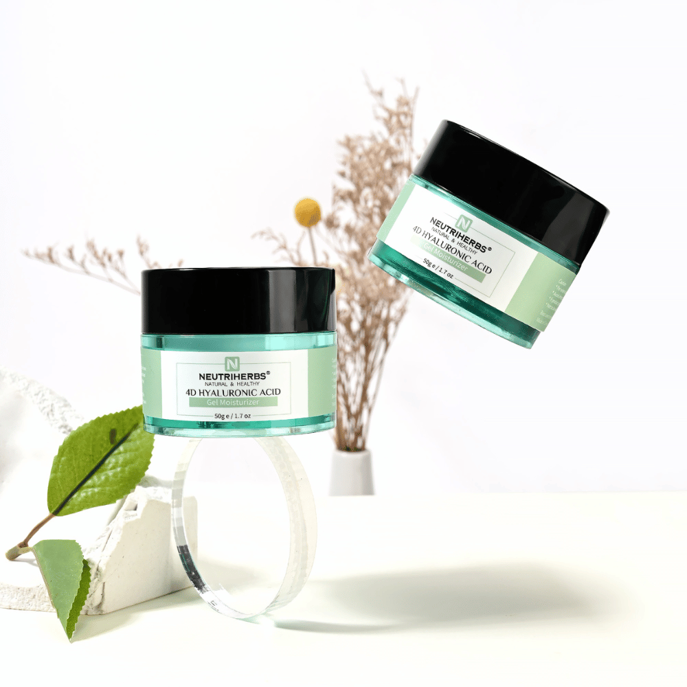Image lifestyle de Neutriherbs 4D Hyaluronic Acid Gel Moisturizer 50 g. Deux pots de cette crème-gel hydratante sont présentés dans un environnement lumineux et épuré avec des détails naturels qui évoquent une routine de soin fraîche et une hydratation intense.