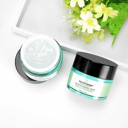 Pot ouvert et fermé de Neutriherbs 4D Hyaluronic Acid Gel Moisturizer 50 g. L’image montre la texture légère et fraîche de la crème-gel, qui pénètre rapidement et offre une hydratation intense sans sensation collante ni grasse sur la peau.