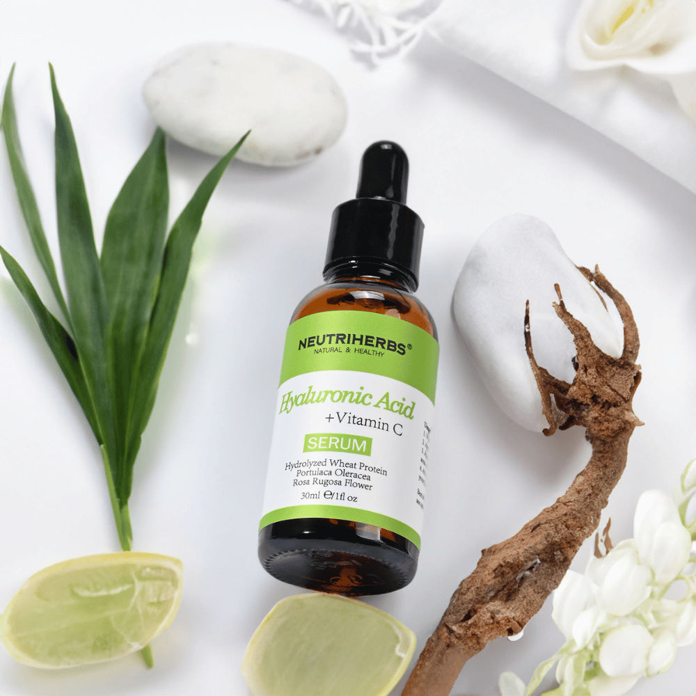 Neutriherbs Hyaluronic Acid + Vitamin C Serum 30 ml avec acide hyaluronique et vitamine C. Sérum visage hydratant aux ingrédients naturels qui renforce la barrière cutanée, apporte de l’éclat et aide à réduire les ridules.