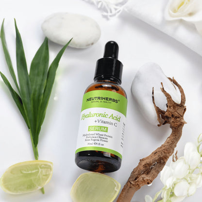 Neutriherbs Hyaluronic Acid + Vitamin C Serum 30 ml avec acide hyaluronique et vitamine C. Sérum visage hydratant aux ingrédients naturels qui renforce la barrière cutanée, apporte de l’éclat et aide à réduire les ridules.