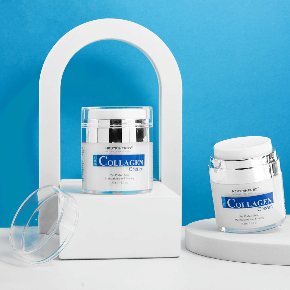 Neutriherbs Pro Collagen Cream 50 g photographiée sur fond bleu. Deux images du produit montrent l’élégant pot de crème et l’emballage pompe hermétique qui aide à préserver la qualité du produit et rend le dosage hygiénique.