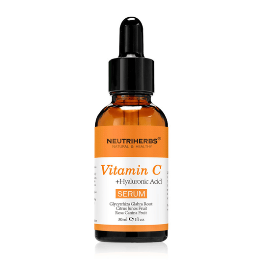 Neutriherbs Sérum Vitamine C + Acide Hyaluronique 30 ml sur fond blanc. Sérum visage à la vitamine C et à l’acide hyaluronique qui hydrate la peau, apporte plus d’éclat et contribue à un teint plus uniforme.