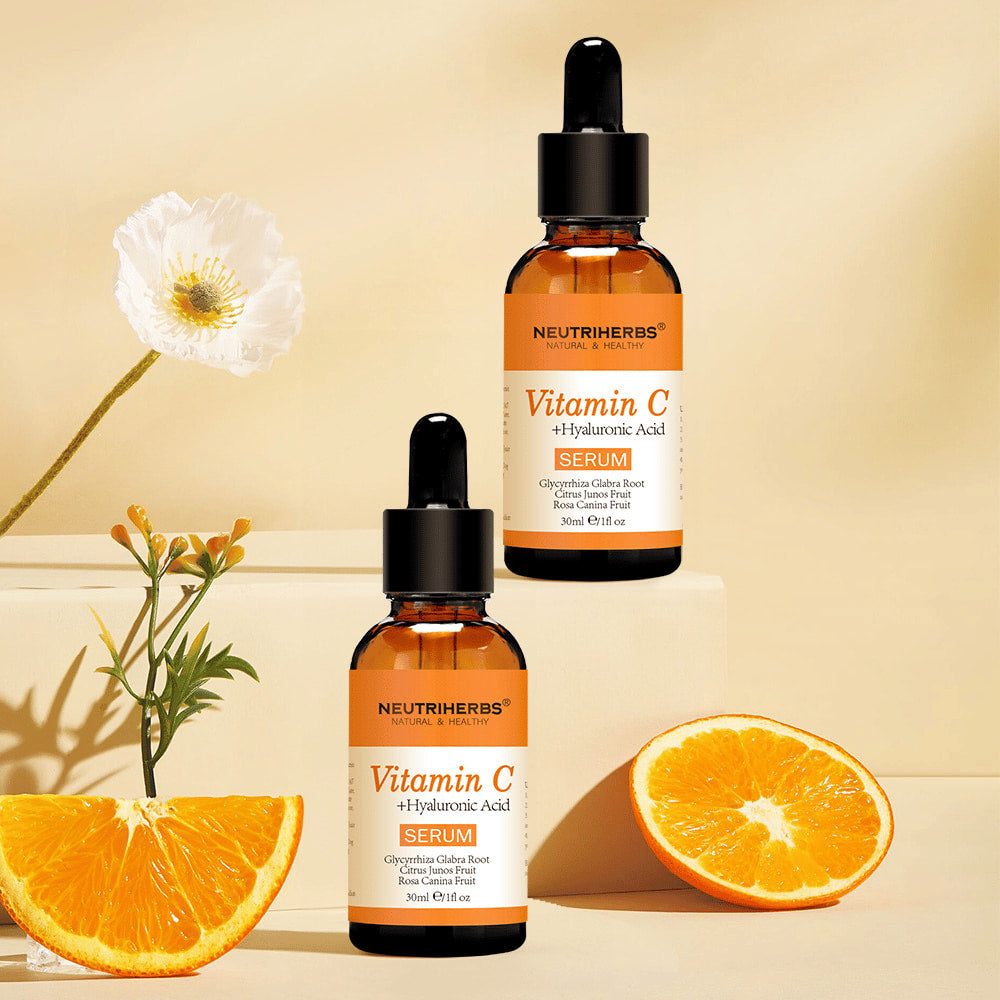 Neutriherbs Sérum Vitamine C + Acide Hyaluronique 30 ml avec des oranges fraîches et des fleurs. Image produit inspirante mettant en avant la teneur du sérum en vitamine C pour une peau hydratée, plus éclatante et un teint plus uniforme.