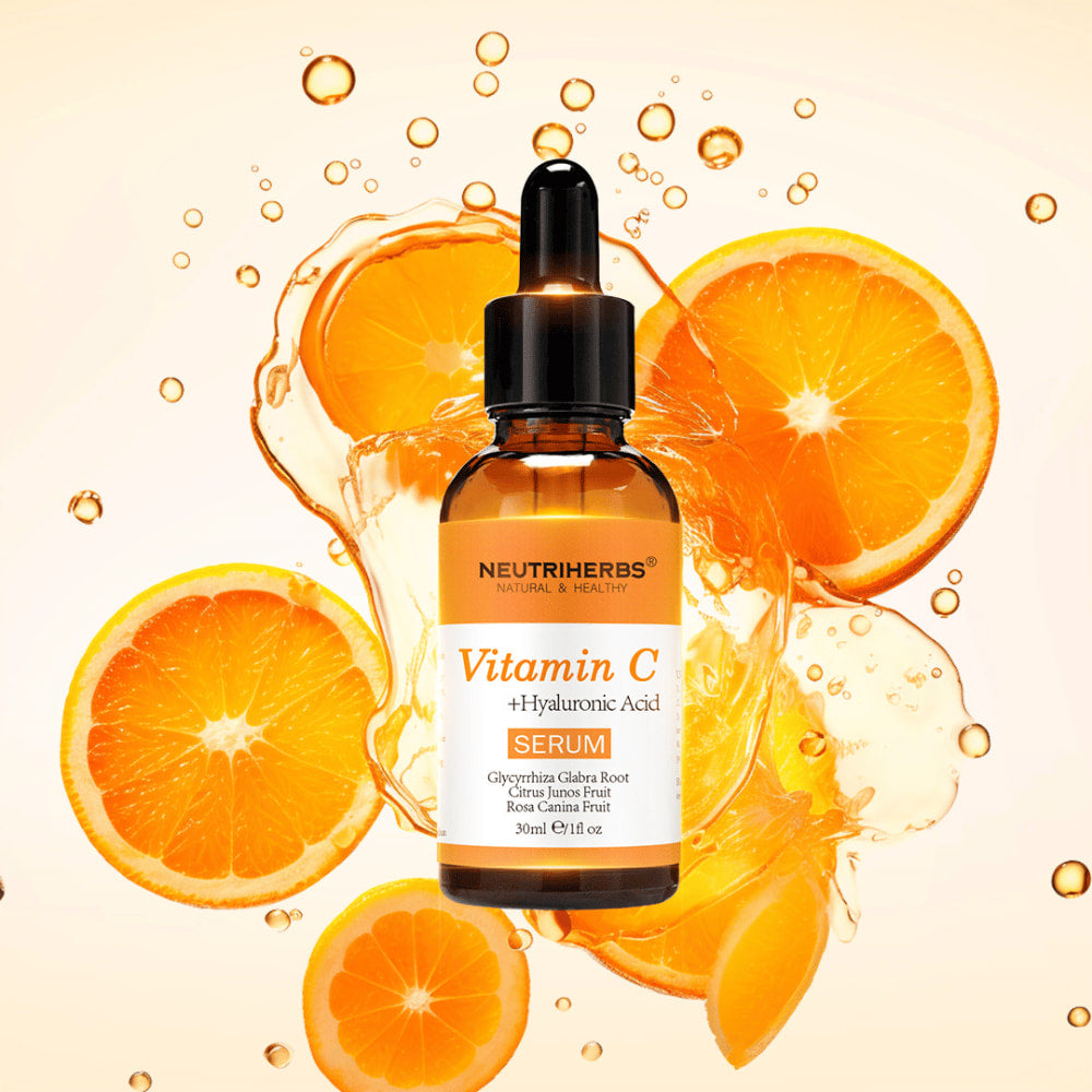 Neutriherbs Sérum Vitamine C + Acide Hyaluronique 30 ml avec des tranches d’orange et des éclaboussures de jus d’agrumes. Image produit mettant en avant la teneur du sérum en vitamine C et en acide hyaluronique pour une hydratation intense, plus d’éclat et un teint plus uniforme.