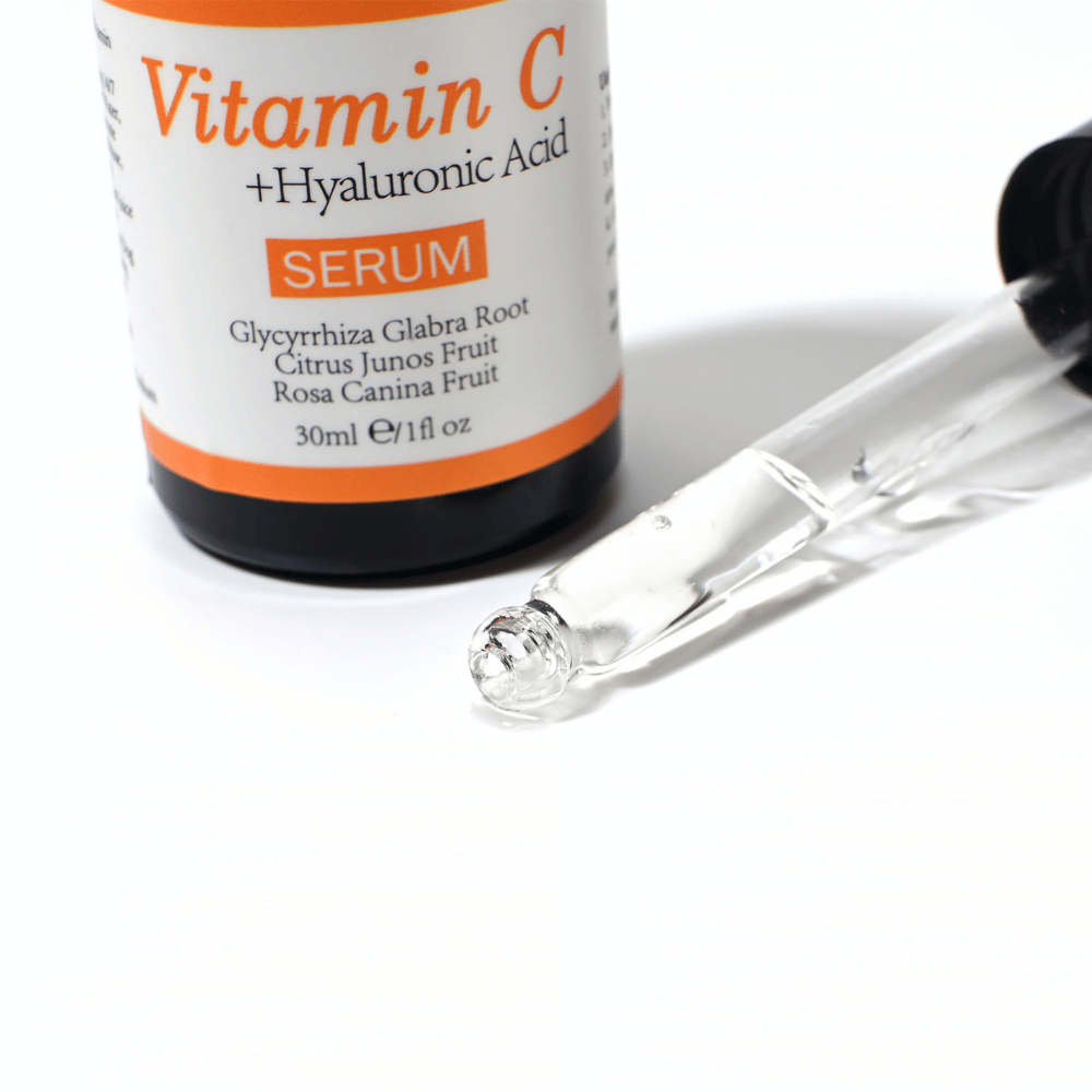 Gros plan d’une pipette et d’un flacon de Neutriherbs Sérum Vitamine C + Acide Hyaluronique 30 ml. La texture légère du sérum pénètre rapidement et hydrate la peau tout en contribuant à plus d’éclat et à un teint plus uniforme.