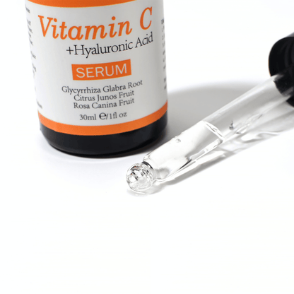 Gros plan d’une pipette et d’un flacon de Neutriherbs Sérum Vitamine C + Acide Hyaluronique 30 ml. La texture légère du sérum pénètre rapidement et hydrate la peau tout en contribuant à plus d’éclat et à un teint plus uniforme.